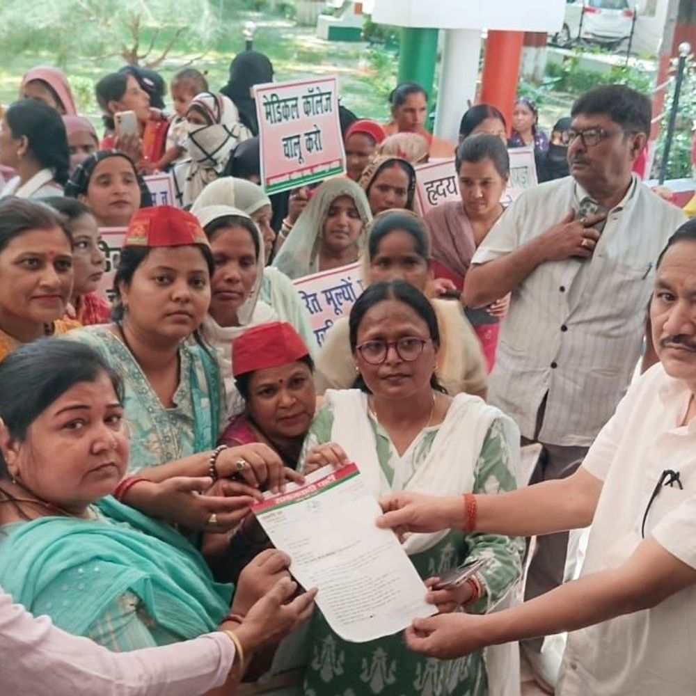 समाजवादी महिला सभा ने राज्यपाल को सौंपा ज्ञापन:लखीमपुर खीरी में समस्याओं के समाधान की मांग पर धरना