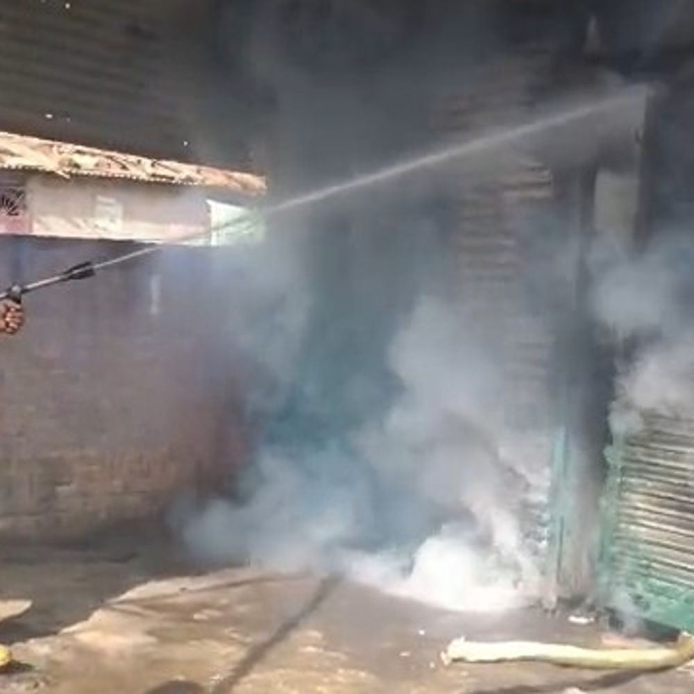 सीतापुर में दो दुकानों में लगी भीषण आग,VIDEO:ऑटो मोबाइल दुकानों में 10 लाख का नुकसान, कूड़े से आग की आशंका,दमकल कर्मियों ने बुझाई आग