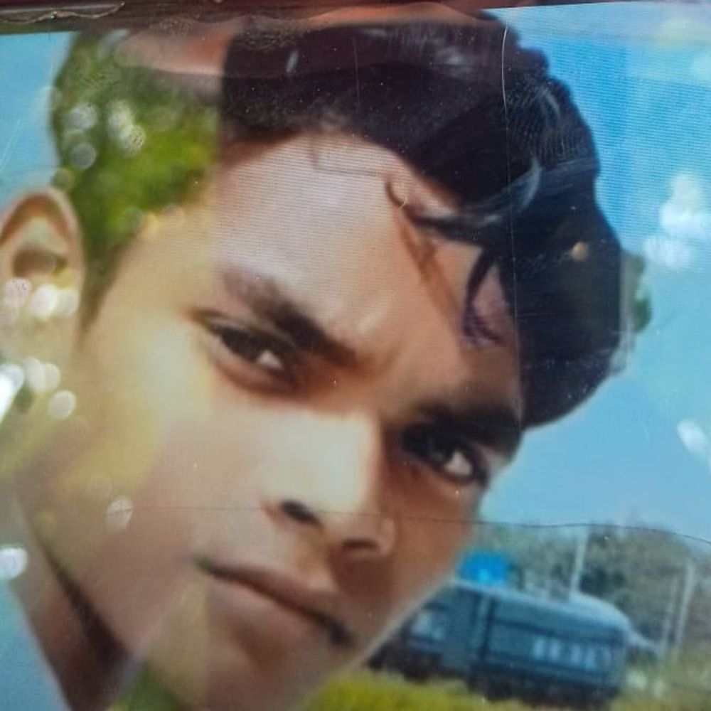 देवरिया में युवक की संदिग्ध मौत पर बवाल:हत्या का आरोप लगाकर परिजनों का प्रदर्शन, कार्रवाई की मांग पर अड़े