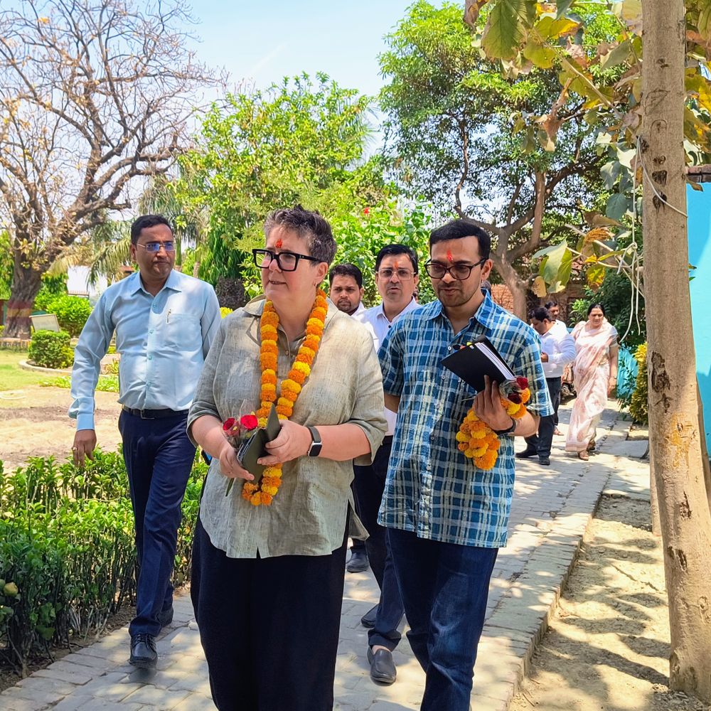 काशी में ऑस्ट्रेलियन डेलिगेशन का देसी अंदाज़ में स्वागत:प्राइमरी स्कूल के बच्चों की प्रतिभा देख हुए गदगद, चॉकलेट बांटकर बढ़ाया उत्साह