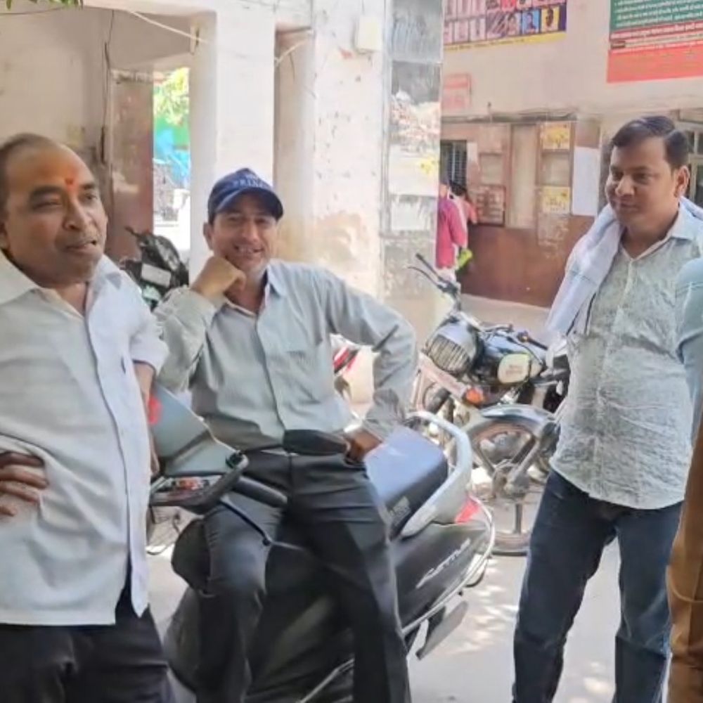 28 आउटसोर्सिंग कर्मचारी वेतन न मिलने से काम बंद:फिरोजाबाद नगर निगम की स्ट्रीट लाइट व्यवस्था प्रभावित होने की आशंका