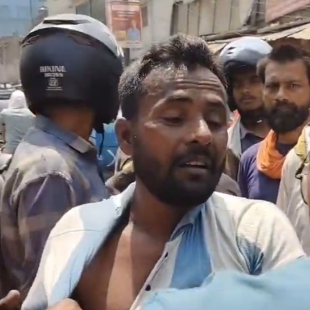 देवरिया रेलवे स्टेशन पर स्कूटी चोरी की कोशिश, VIDEO:लोगों ने पकड़कर पीटा, पुलिस छुड़ाकर ले गई साथ