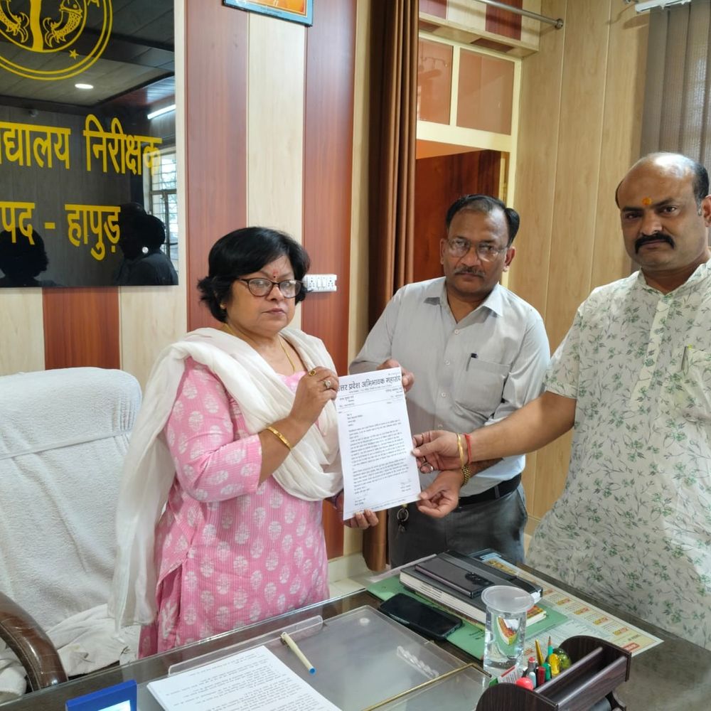 अभिभावक महासंघ ने DIOS को सौंपा ज्ञापन:हापुड़ में निजी स्कूलों पर कार्रवाई, जुर्माने को बताया सराहनीय कदम