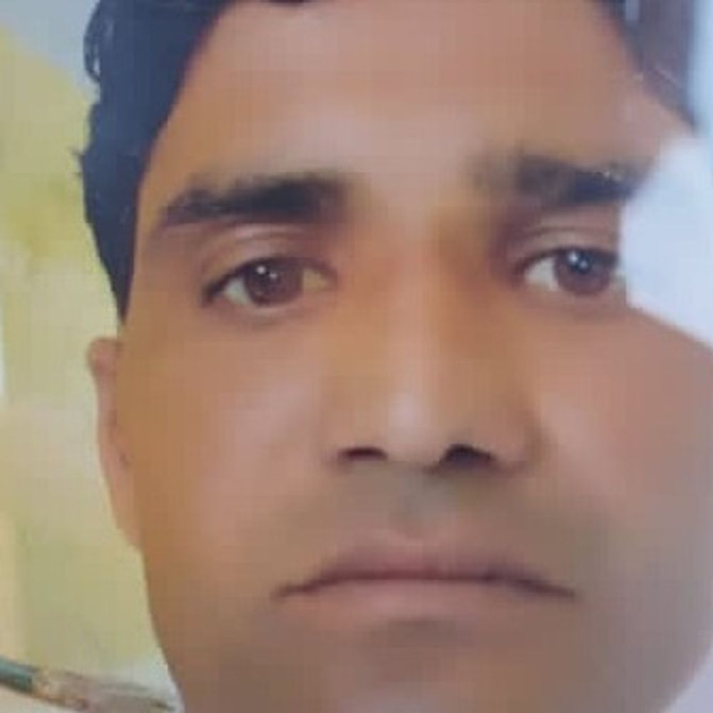 अज्ञात वाहन ने बाइक सवार को रौंदा, युवक की मौत:पत्नी और बच्चा गंभीर घायल, पुलिस जांच में जुटी