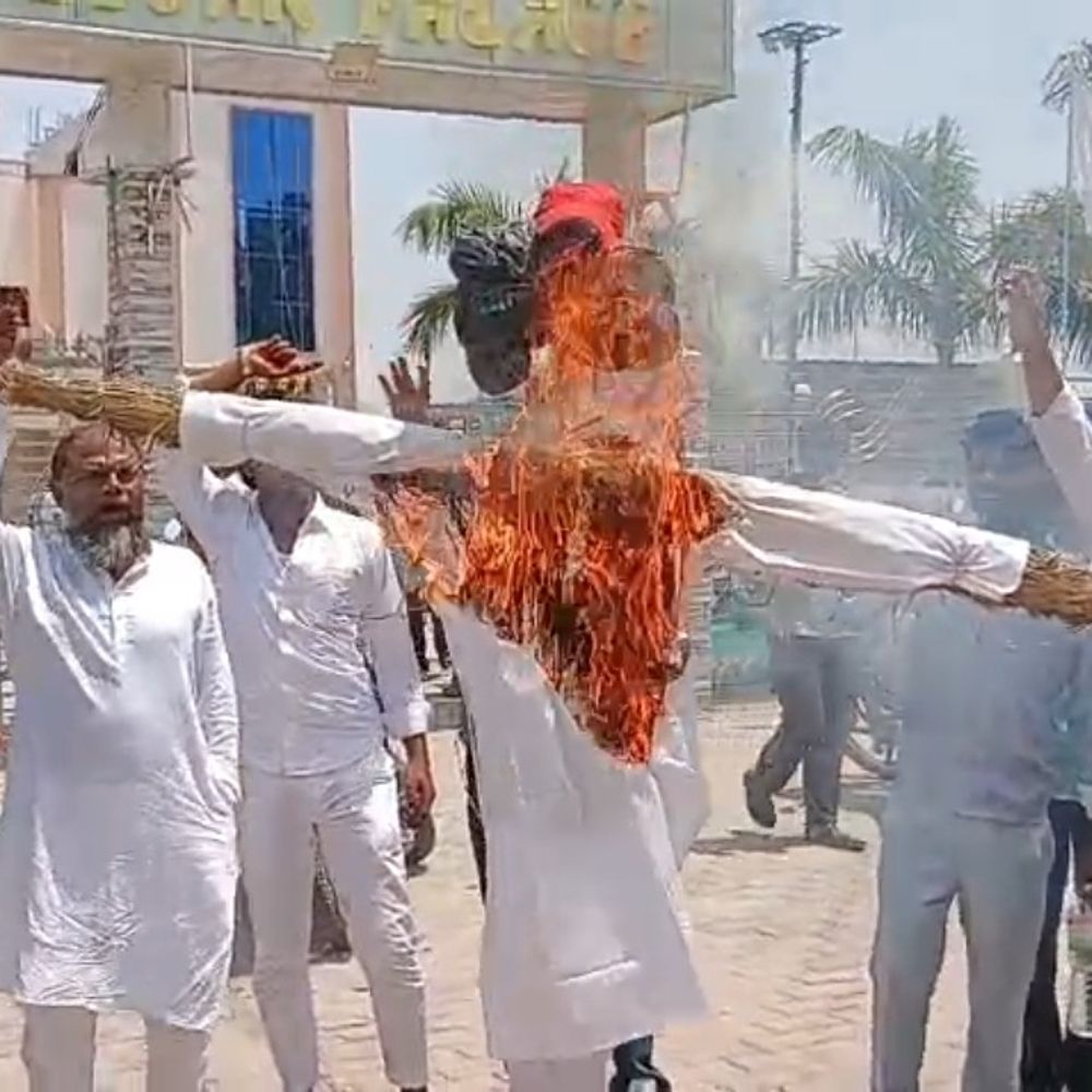 फतेहपुर में मुस्लिम समुदाय ने अखिलेश यादव का पुतला फूंका:चाय वाले विवाद में एकतरफा सुनवाई पर जताई नाराजगी