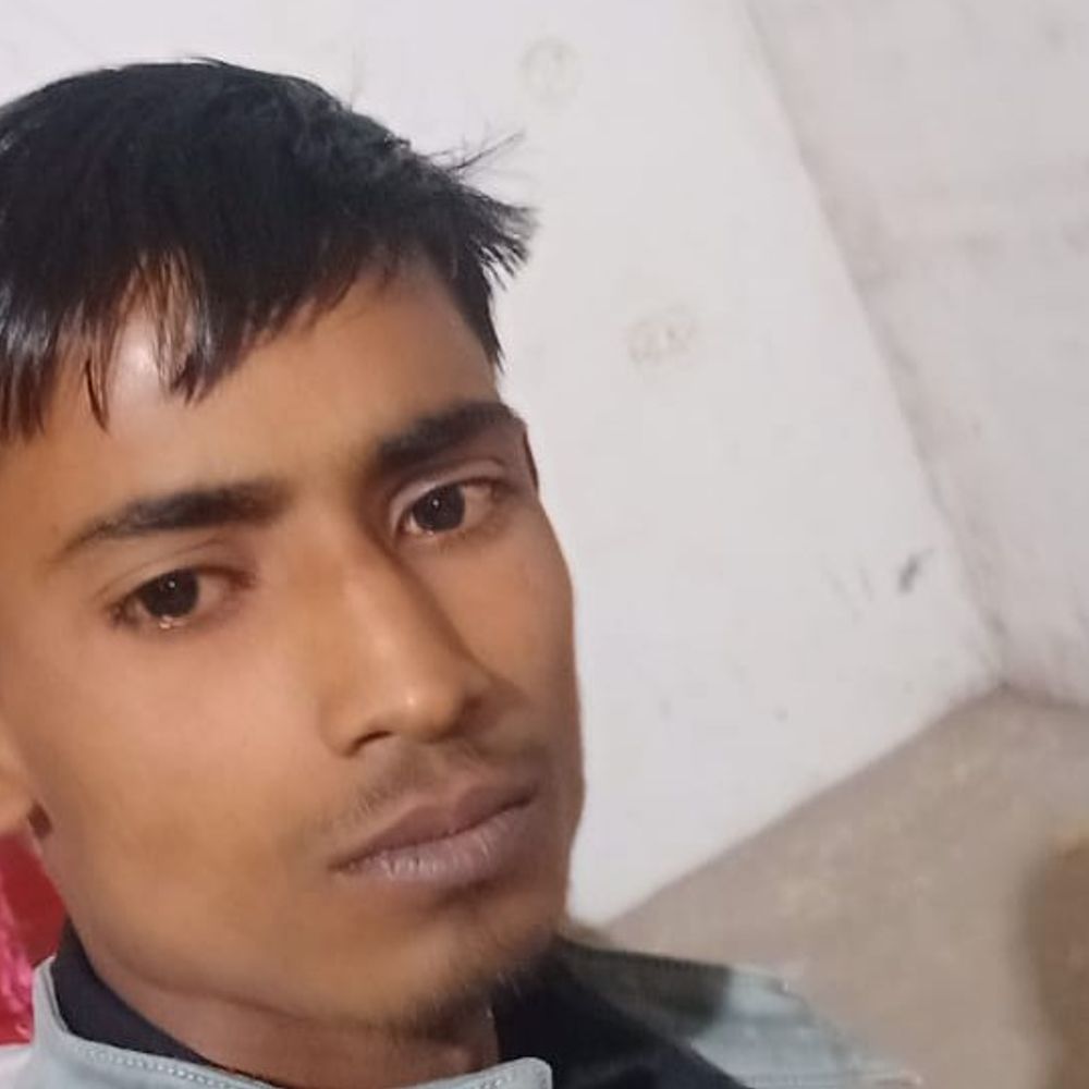 बुलंदशहर में पेड़ से गिरकर युवक की मौत:बकरियों के लिए पत्ते तोड़ते समय हुआ हादसा, सिर में गंभीर चोट लगी