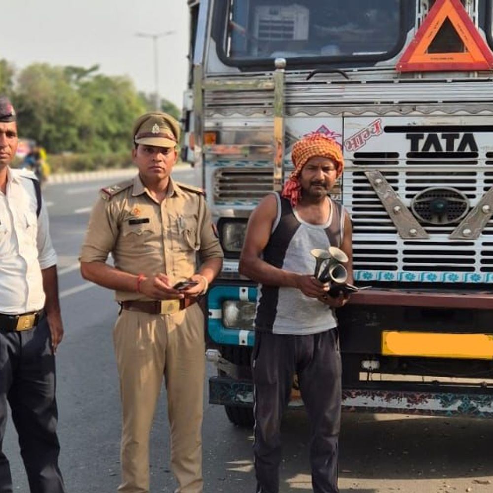 मॉडिफाइड साइलेंसर, प्रेशर हार्न पर पुलिस का अभियान:बुलंदशहर में दो दिन में 121 वाहनों के चालान, हटाए गए हूटर