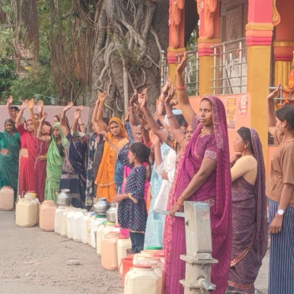 जल संकट पर महिलाओं का खाली बर्तन बजाकर प्रदर्शन:सीहोर के गांव में 2 किमी दूर से मटमैला पानी लाने को मजबूर; बोरवेल की मांग