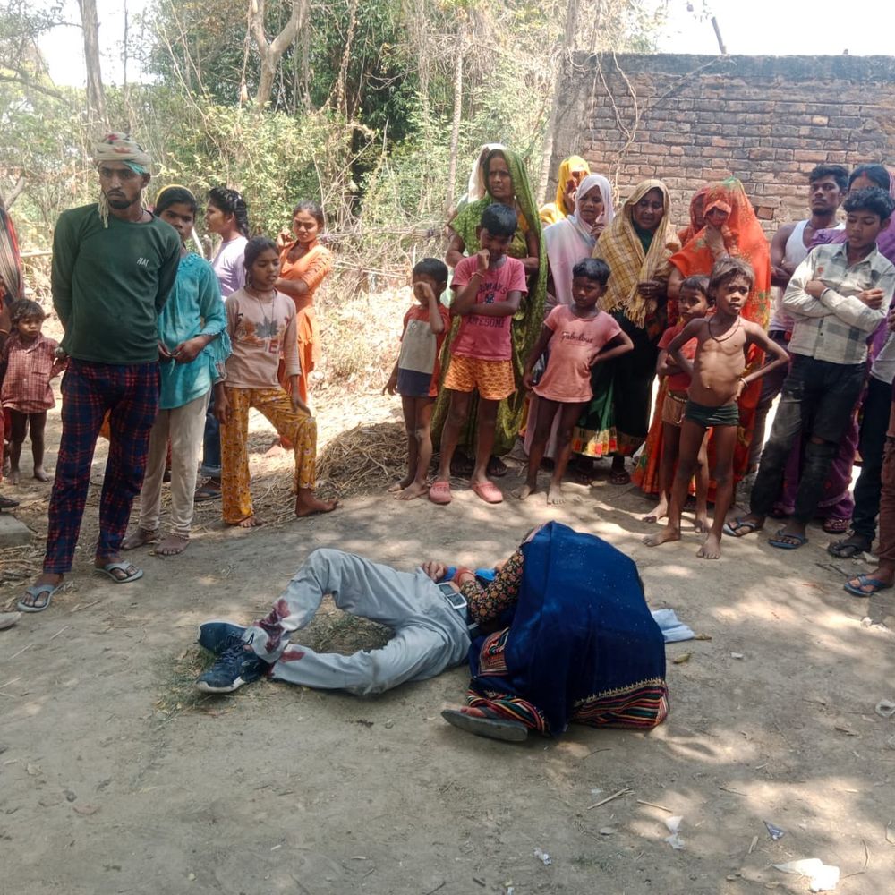 प्रयागराज में दो बाइकों की टक्कर में पिता की मौत:बेटी समेत तीन घायल, जिला अस्पताल रेफर; रैबीज का टीका लगवाने जा रहे थे
