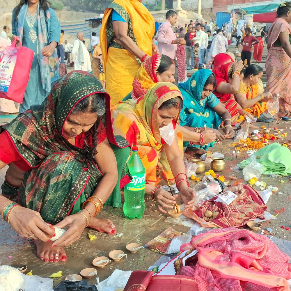अक्षय तृतीया पर गाजीपुर के गंगा घाटों पर उमड़ी भीड़:श्रद्धालुओं ने गंगा में डुबकी लगाई, मंदिरों में पूजा-अर्चना कर किया दान