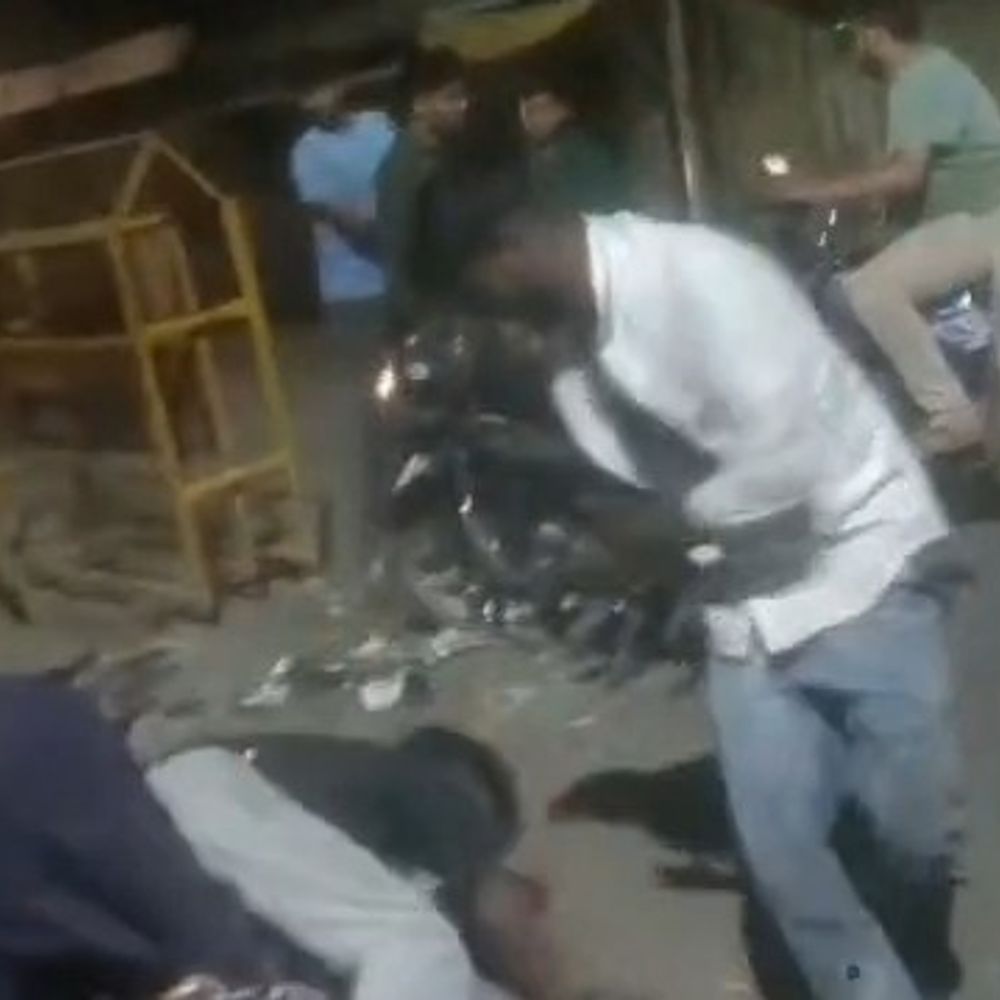 पीलीभीत हाईवे पर दो पक्षों में मारपीट:मामूली बात पर भिड़े युवक, लात-घूंसे चले; वीडियो वायरल