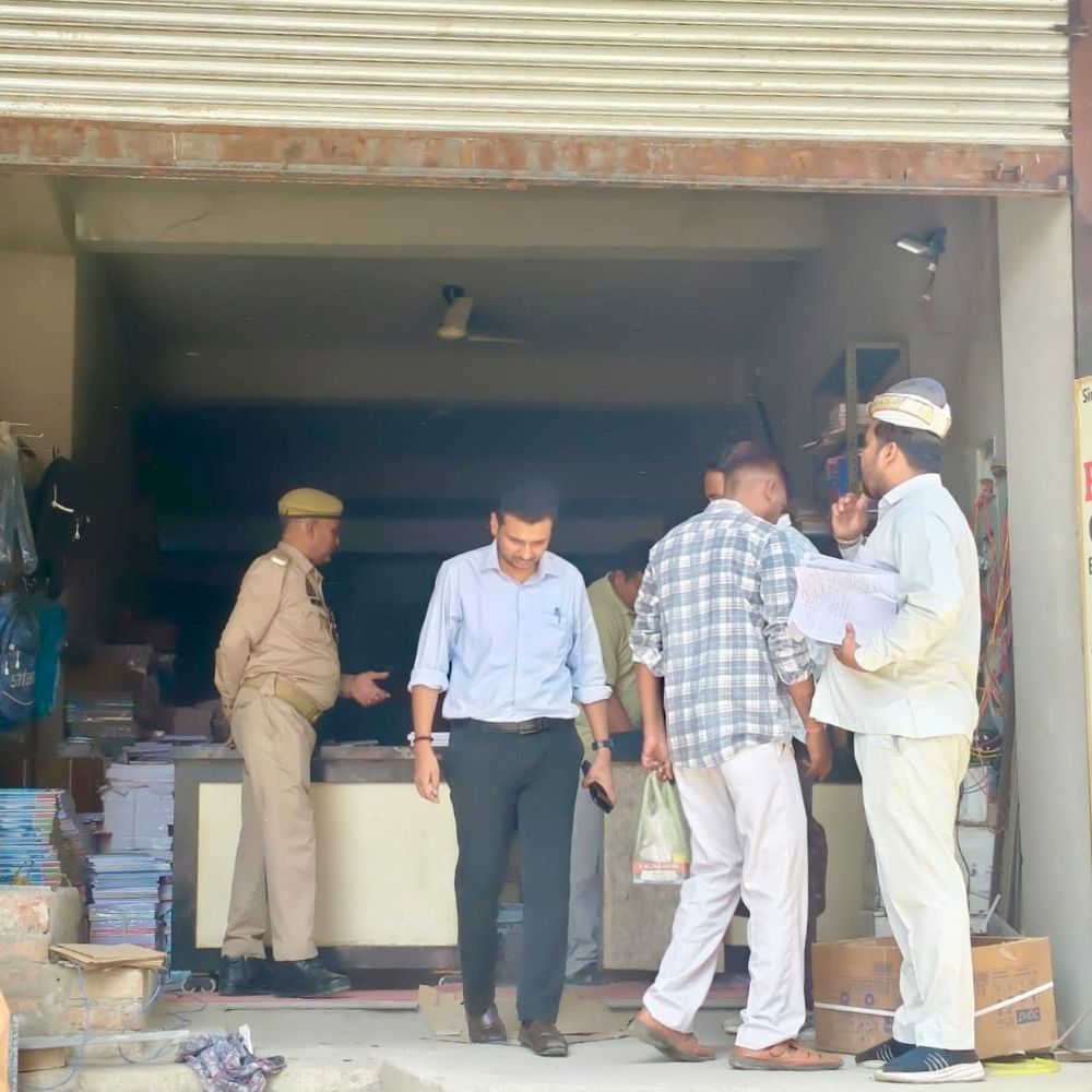 मथुरा में दो बुक स्टॉल सील:मनमानी वसूली और बिल न देने पर हुई कार्रवाई