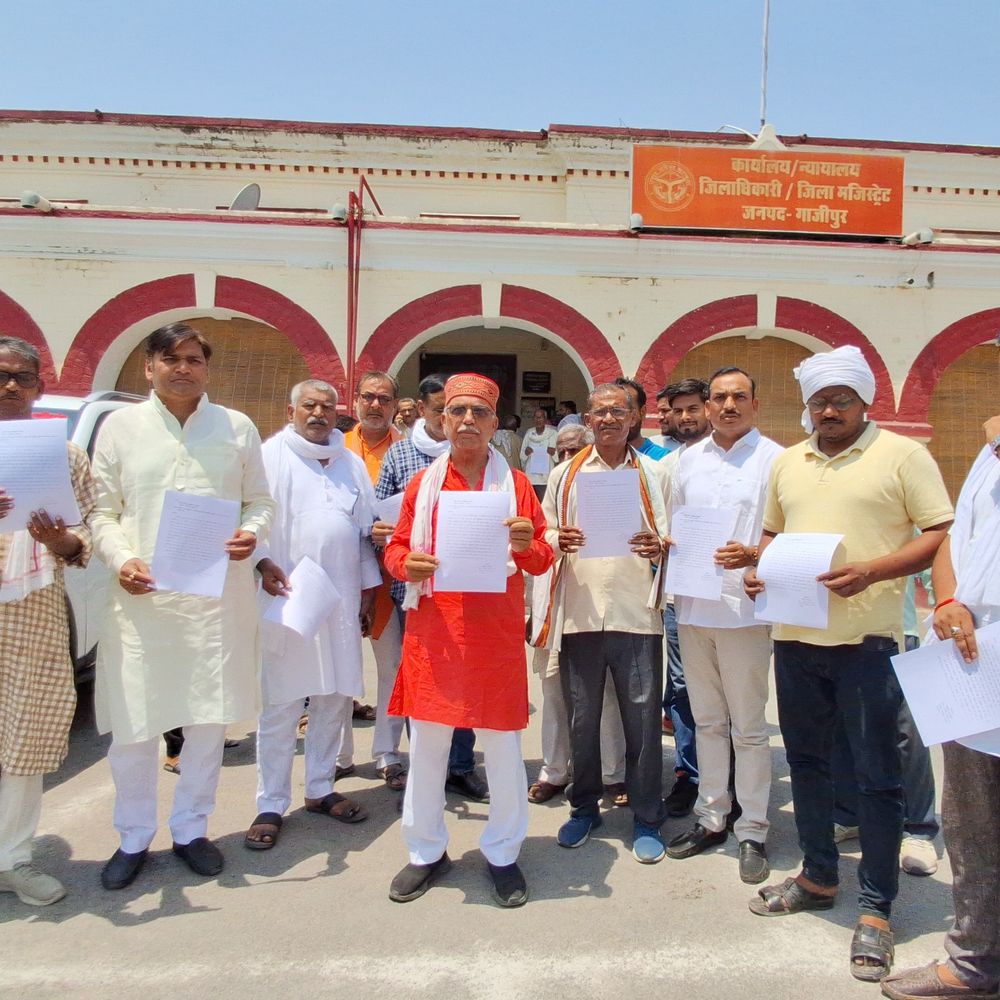 शहीद गांव शेरपुर में शराब दुकान का विरोध:ग्रामीणों ने डीएम को ज्ञापन दिया, आवंटन रद्द करने की मांग की