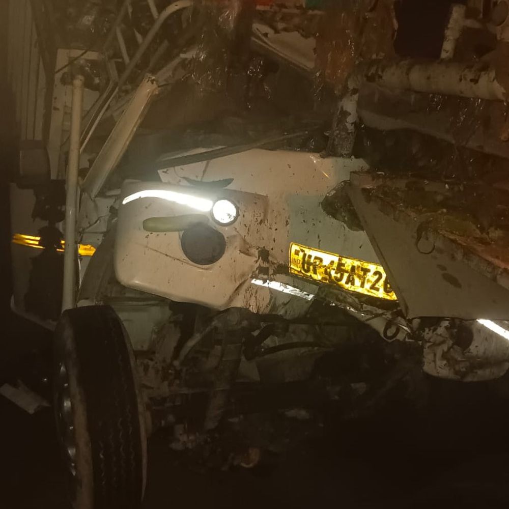 शादी से 6 दिन पहले पिकअप चालक की मौत:अम्बेडकरनगर में टैंकर में घुसी सब्जी लदी पिकअप, शव काफी देर तक फंसा रहा