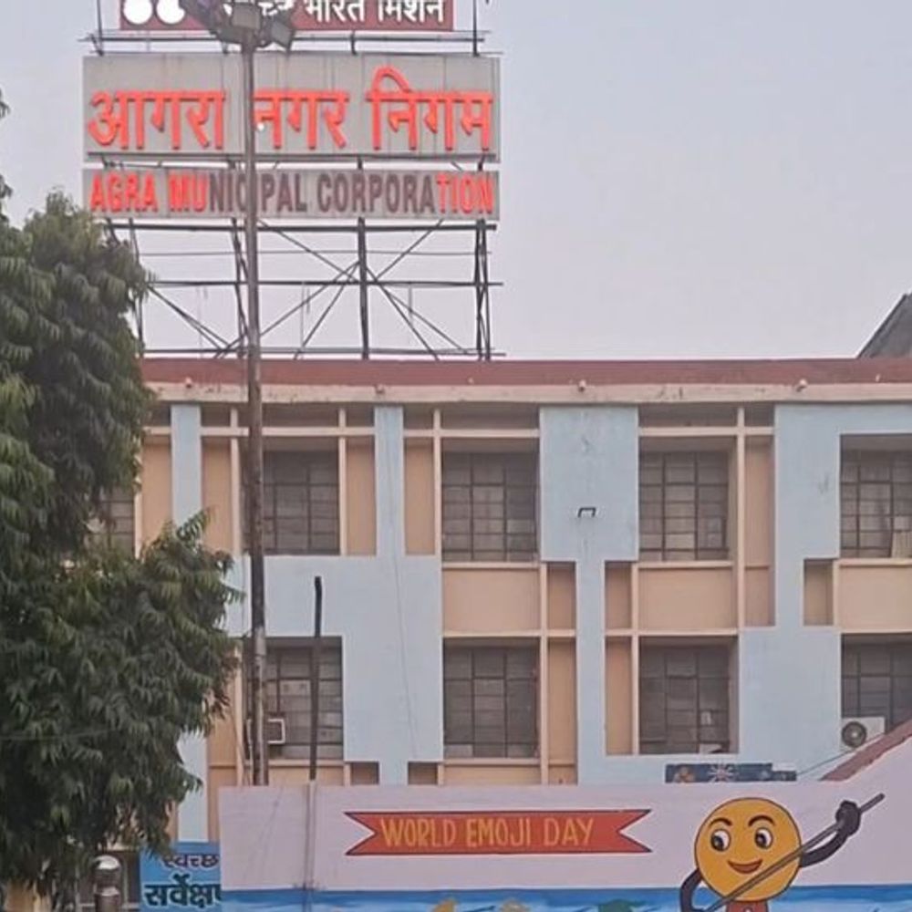 निर्माण सामग्री सड़क पर फेंकी तो भरना होगा जुर्माना:आगरा नगर निगम हुआ सख्त, स्वच्छता सर्वेक्षण की चल रही तैयारी