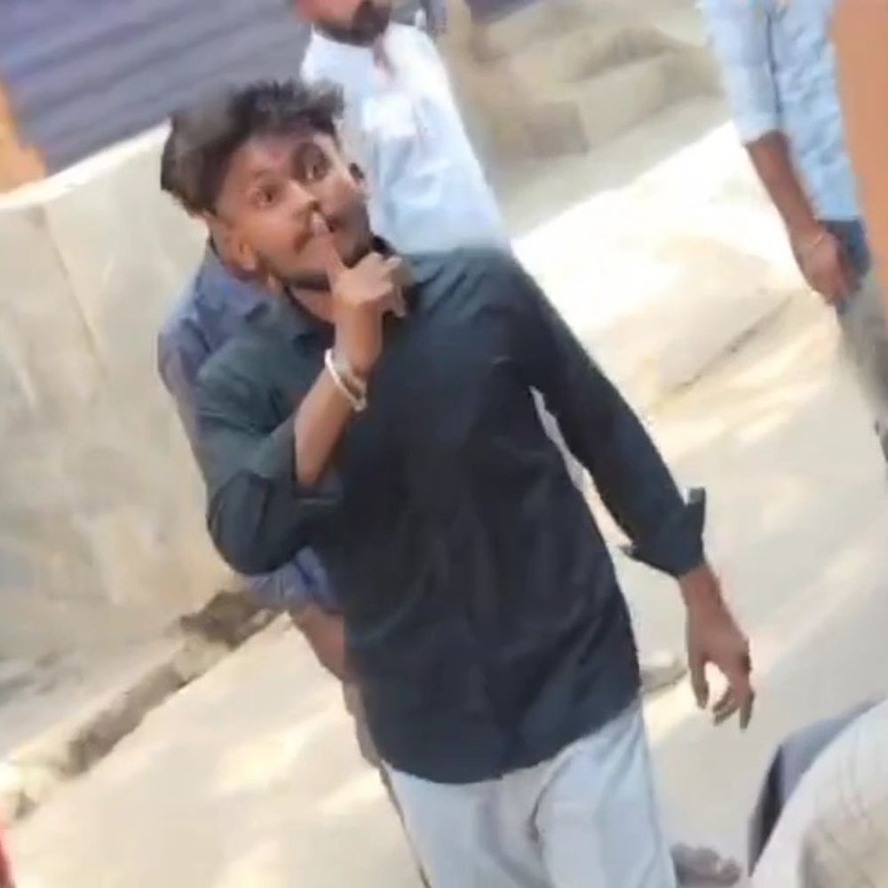 शराब पीने से रोका, दबंगों ने की दुकानदार को पीटा:महोबा में घर में घुसकर मारपीट, दुकान में तोड़फोड़ कर नकदी लेकर फरार