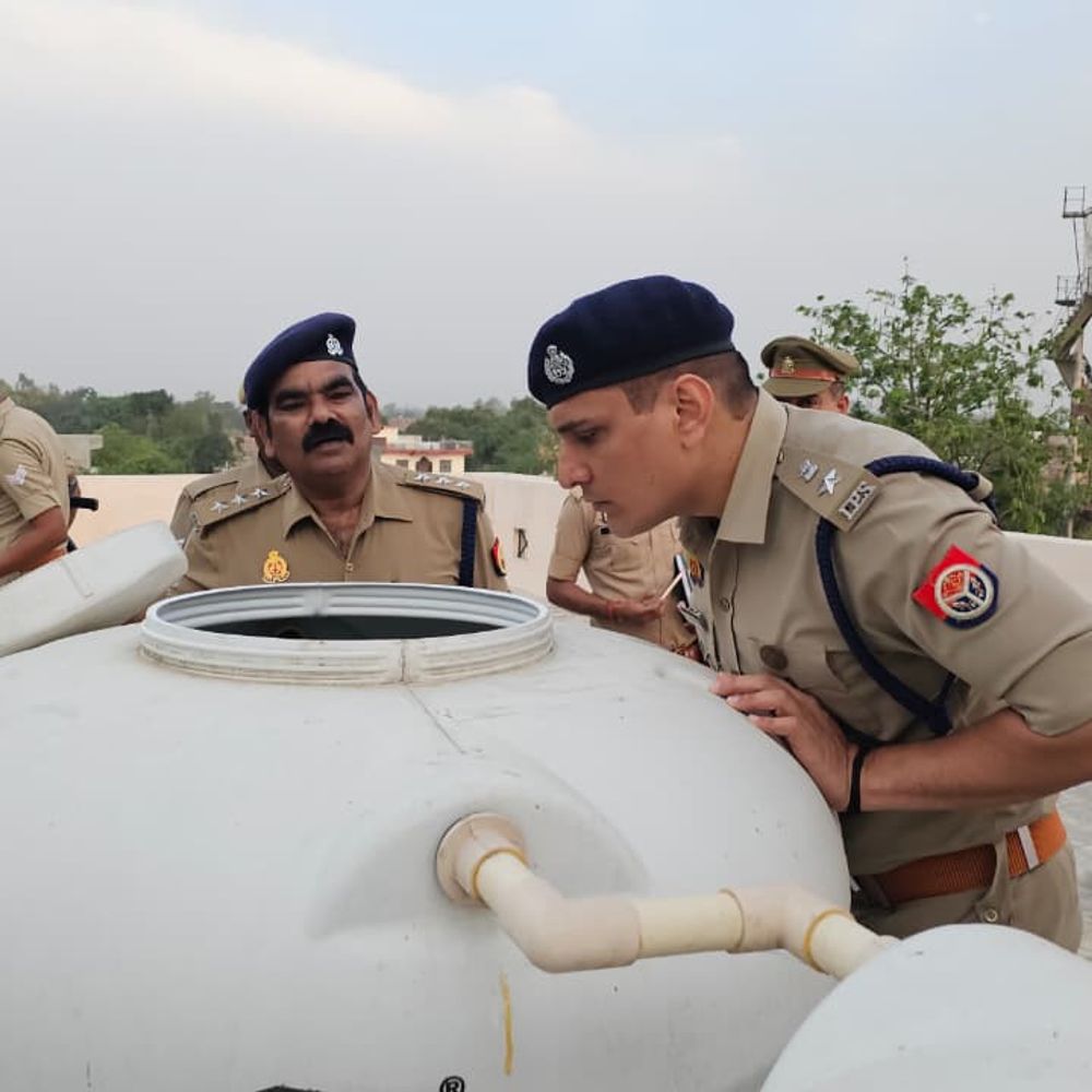 प्रतापगढ़ एसपी ने पट्टी थाने का निरीक्षण किया:बंदी गृह की व्यवस्थाएं का लिया जायजा, पैदल गश्त के दौरान संदिग्धों की तलाशी