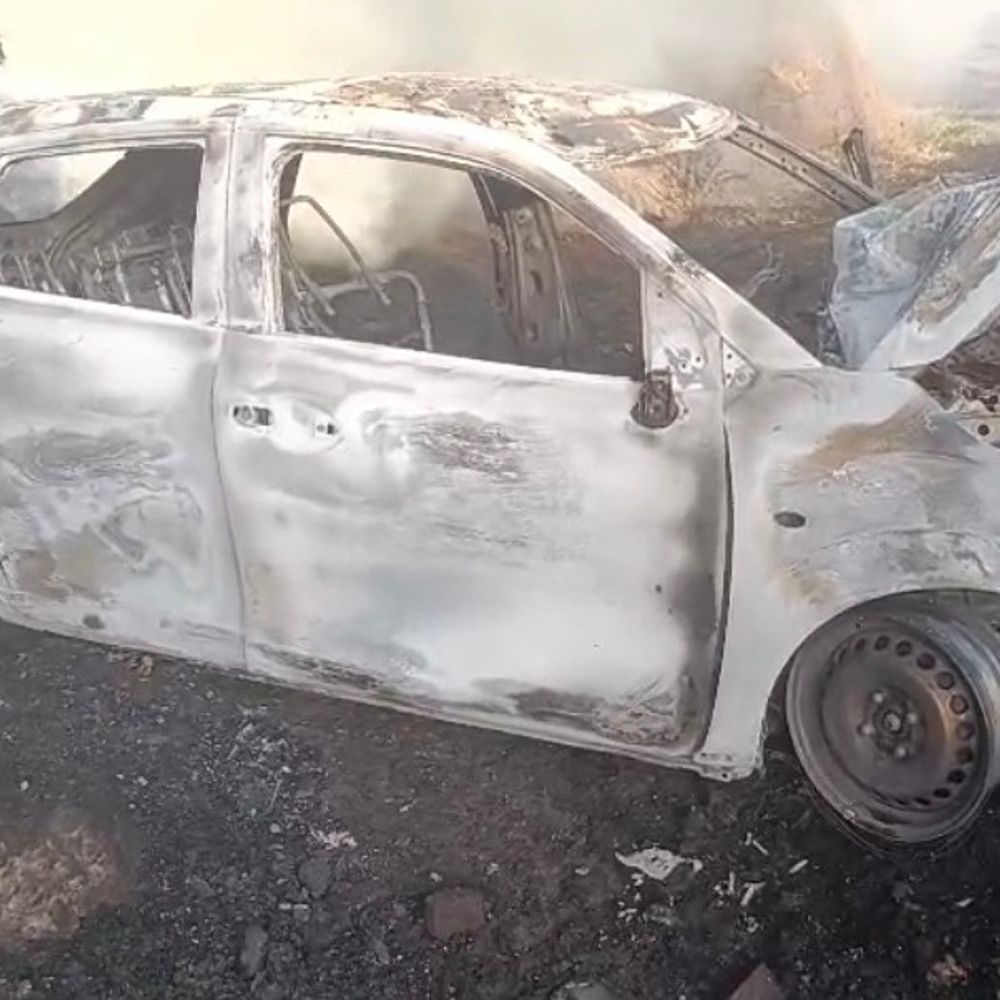 संभल में कार-बाइक भिड़ंत, पेड़ से टकराकर कार में आग:कार चालक-बाइक सवार की मौत, तीन गंभीर रूप से झुलसे