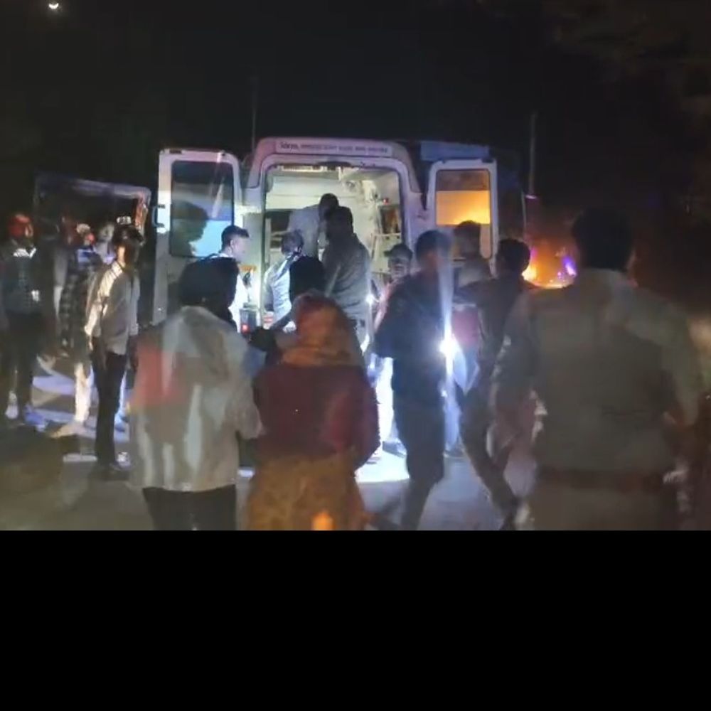 बदायूं में सड़क हादसा, मां-बेटे की मौत:XUV की टक्कर से पलटी ट्रॉली, नौ लोग घायल