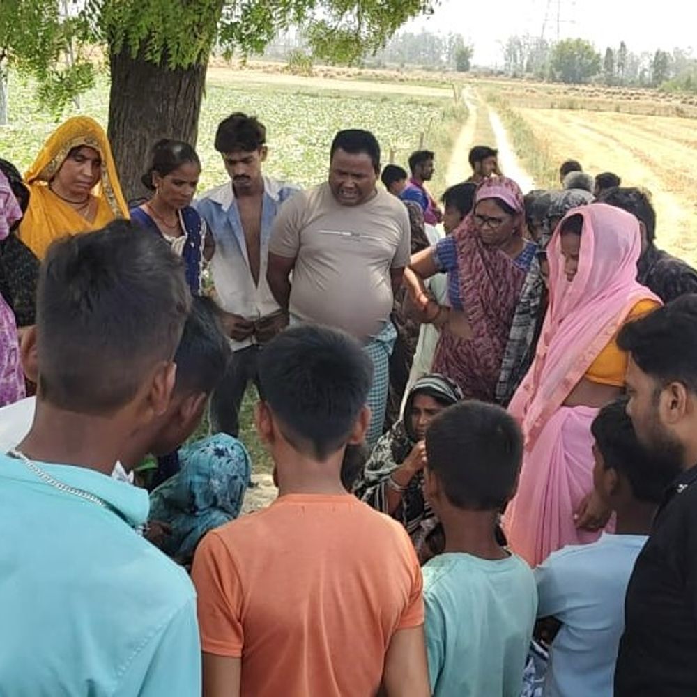 उन्नाव में 12 साल की लड़की की मौत:खेत पर खाना ले जा रही थी, रास्ते में पंपिग सेट पर पानी पीने रुकी थी, बेल्ट में फंसकर जान गई