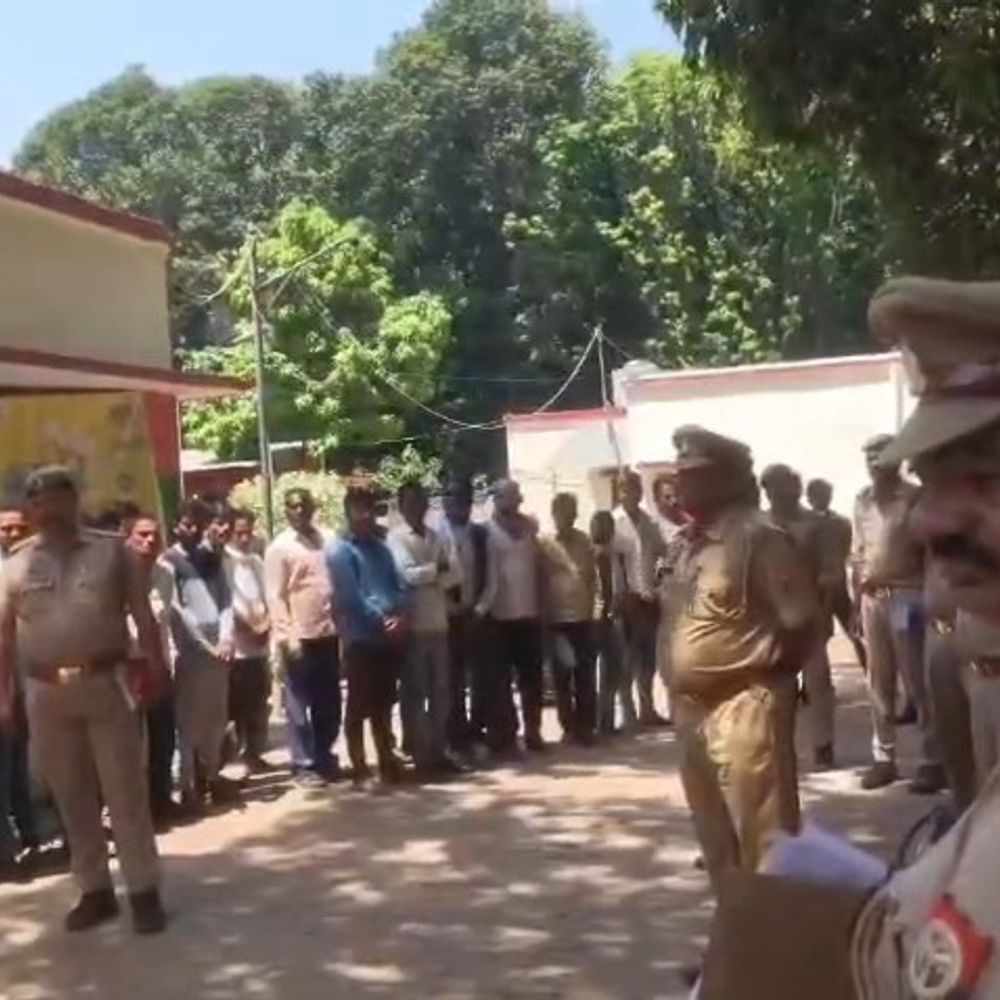 सीतापुर में 180 हिस्ट्रीशीटरों की इंस्पेक्टर ने कराई परेड:पुलिस ने कसी निगरानी, इंस्पेक्टर ने दिए सख्त निर्देश, बाहर जाने पर थाने पर देंगे जानकारी