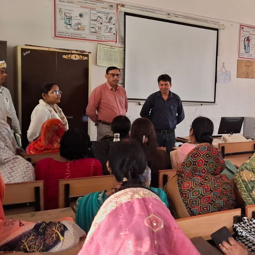 जनगणना-2027 की तैयारी तेज, प्रशिक्षण शुरू:देवरिया में ITI परिसर में प्रगणकों को दिया जा रहा प्रशिक्षण