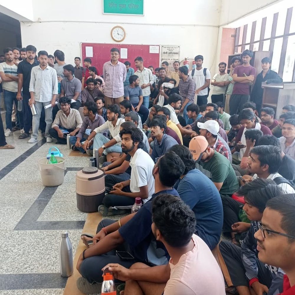 इंजीनियरिंग कॉलेज में पानी न होने पर छात्रों का प्रदर्शन:180 छात्रों में सिर्फ तीन प्लांट, जिसमें दो खराब कहा- नहाने तक को नहीं मिल रहा पानी