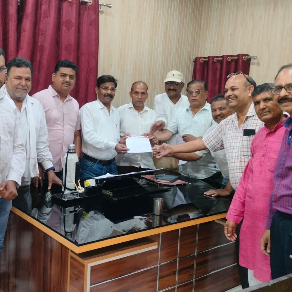 ललितपुर में नलों में आ रहा गंदा पानी:व्यापारियों ने आक्रोश जताकर जल संस्थान अधिकारी को सौंपा ज्ञापन