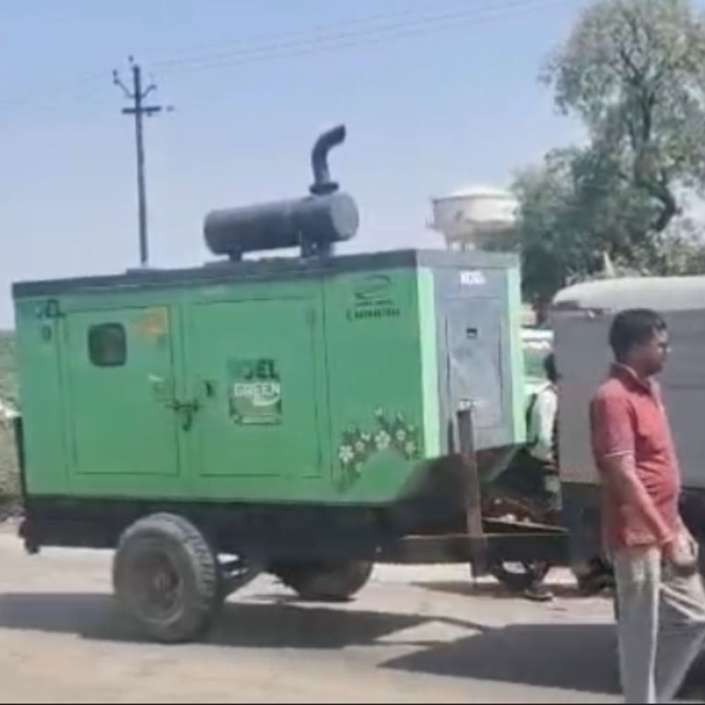 गांव के बीच शराब ठेके का विरोध:जालौन में महिलाओं समेत ग्रामीणों ने सड़क जाम की