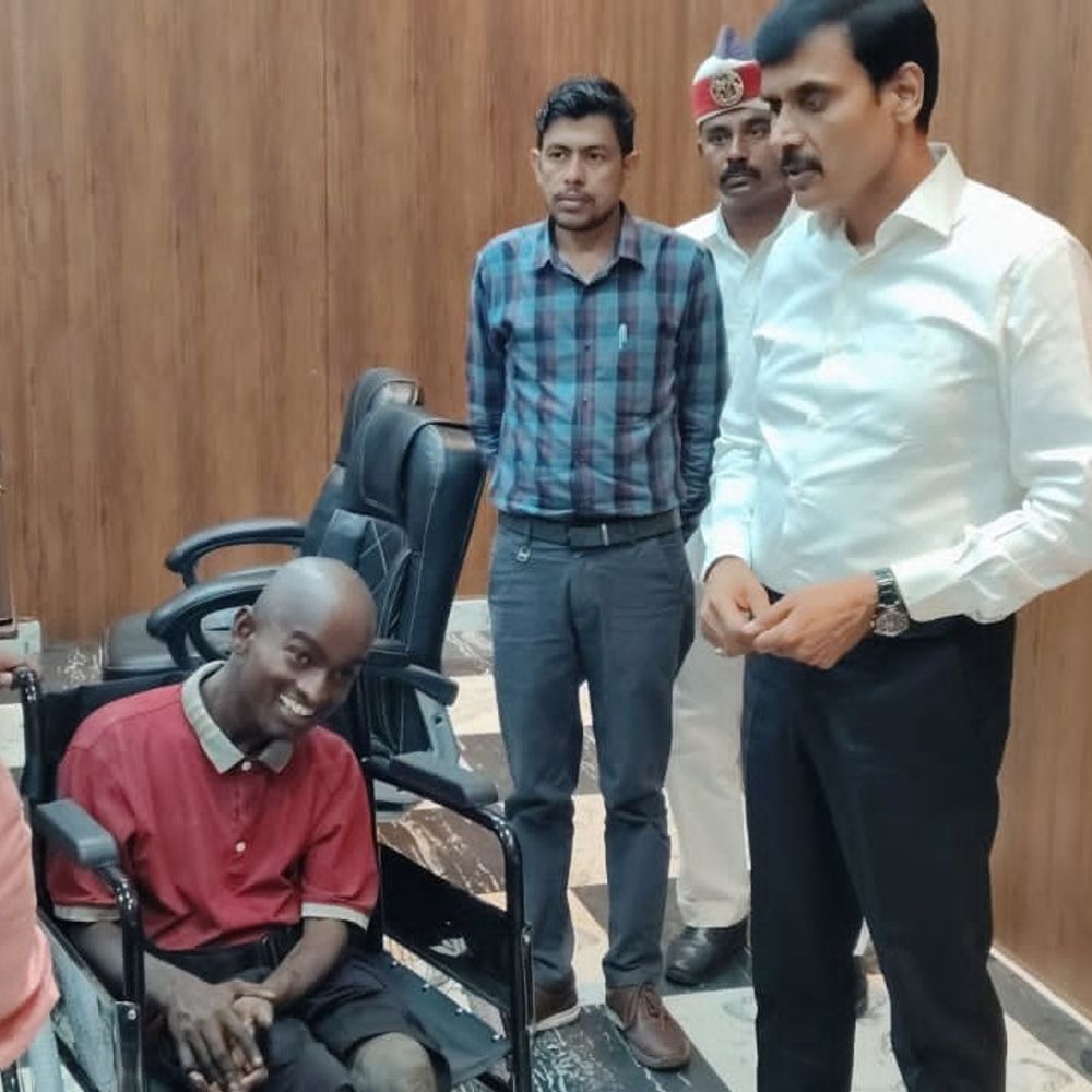 जनसुनवाई में दिव्यांग को मिली तत्काल सहायता:बलिया डीएम ने खुद दी ट्राई साइकिल, बड़े भाई के साथ पहुंचा था पीड़ित