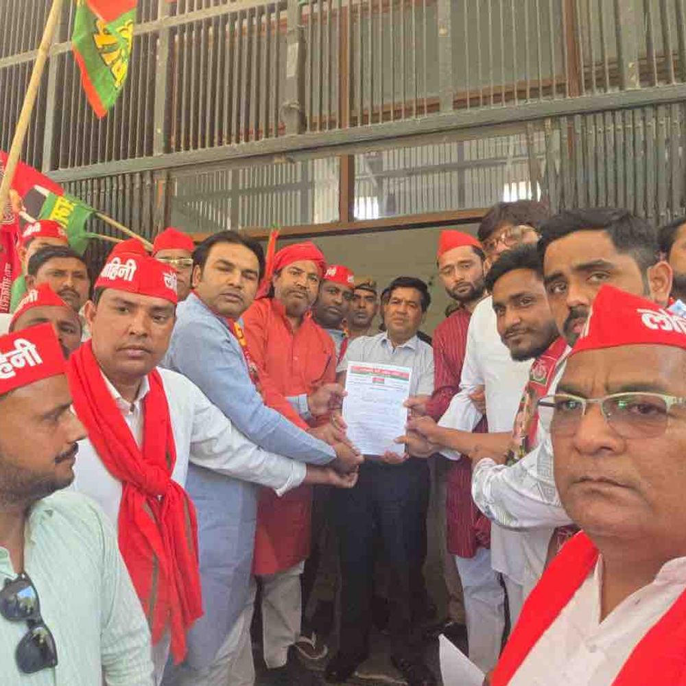 गाजियाबाद में सपा कार्यकर्ताओं का प्रदर्शन:अपर्णा यादव पर झंडा जलाने का आरोप, निष्पक्ष जांच की मांग