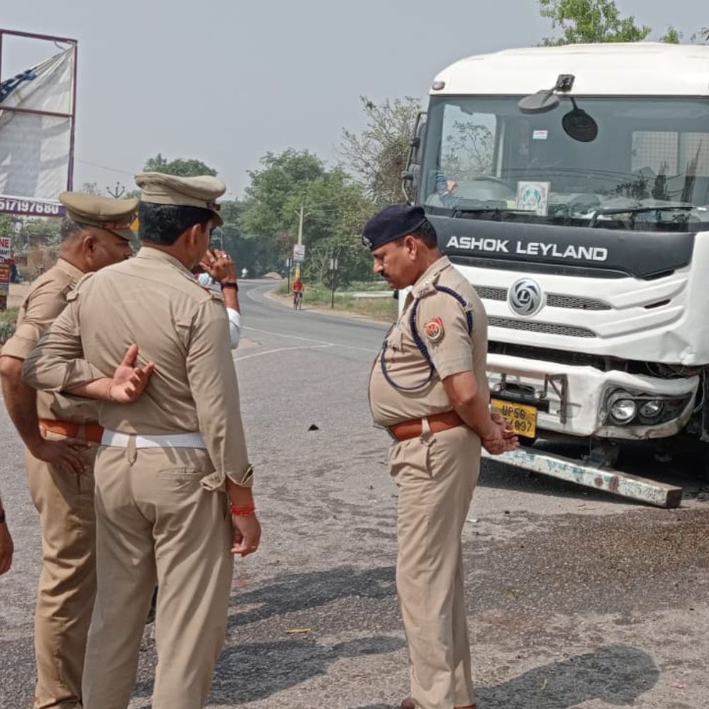 बस्ती के गौरा तिराहे पर ट्रेलर-कार भिड़ंत:हादसे में बुजुर्ग महिला की मौत, तीन गंभीर घायल