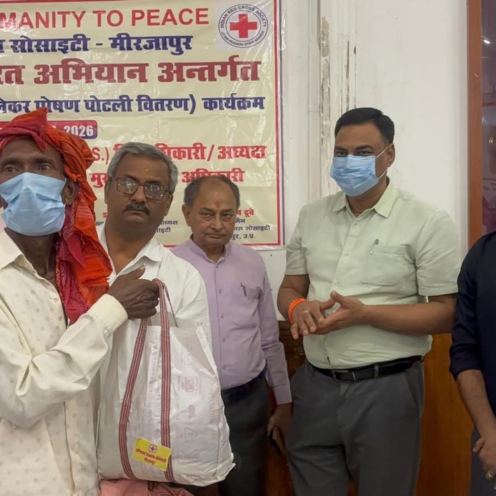 मिर्जापुर डीएम-सीडीओ ने टीबी मरीजों को बांटी पोषण पोटली:रेडक्रॉस सोसाइटी की पहल, टीबी मुक्त बनाने को लेकर चर्चा