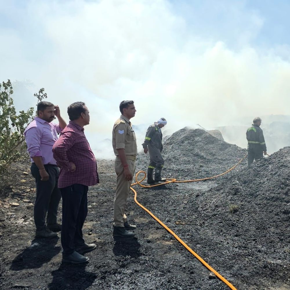 मुजफ्फरनगर में ईंट भट्ठे पर भीषण आग:सरसों की तूड़ी में लगी आग, फायर ब्रिगेड ने पाया काबू