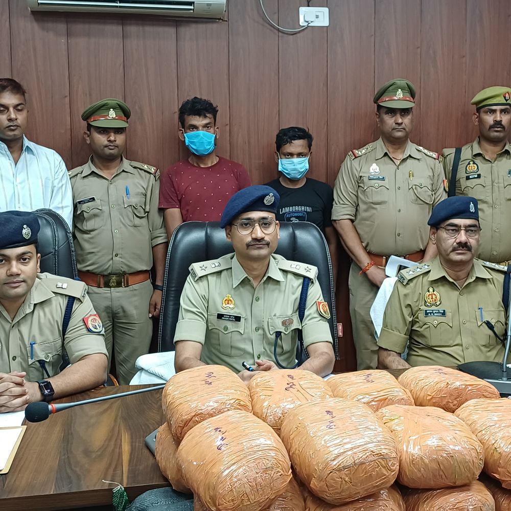 चंदौली में 111 किलो गांजा जब्त:दो अलग-अलग मामलों में पांच तस्कर गिरफ्तार, 30 लाख से ज्यादा कीमत