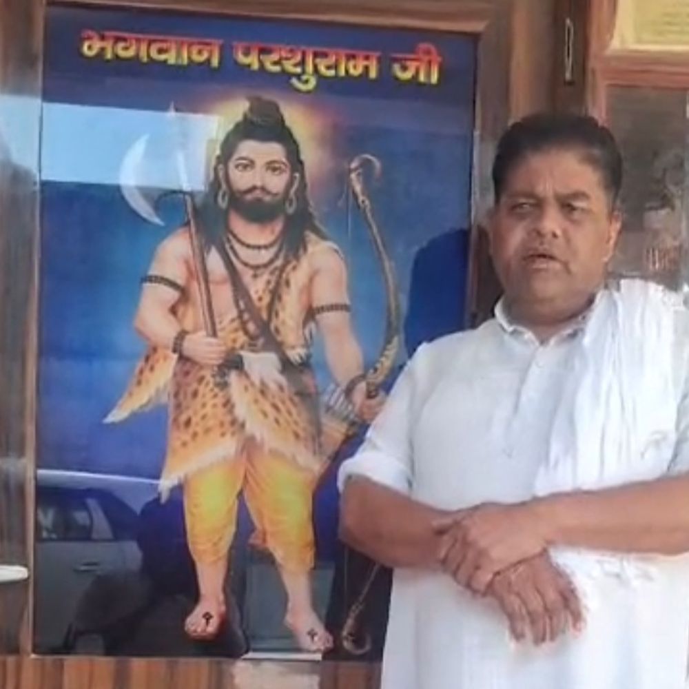 मेरठ: शोभायात्रा में फरसे के वीडियो पर विवाद:मांगेराम त्यागी बोले, प्रतीकात्मक चिन्ह लेकर चलना अपराध नहीं