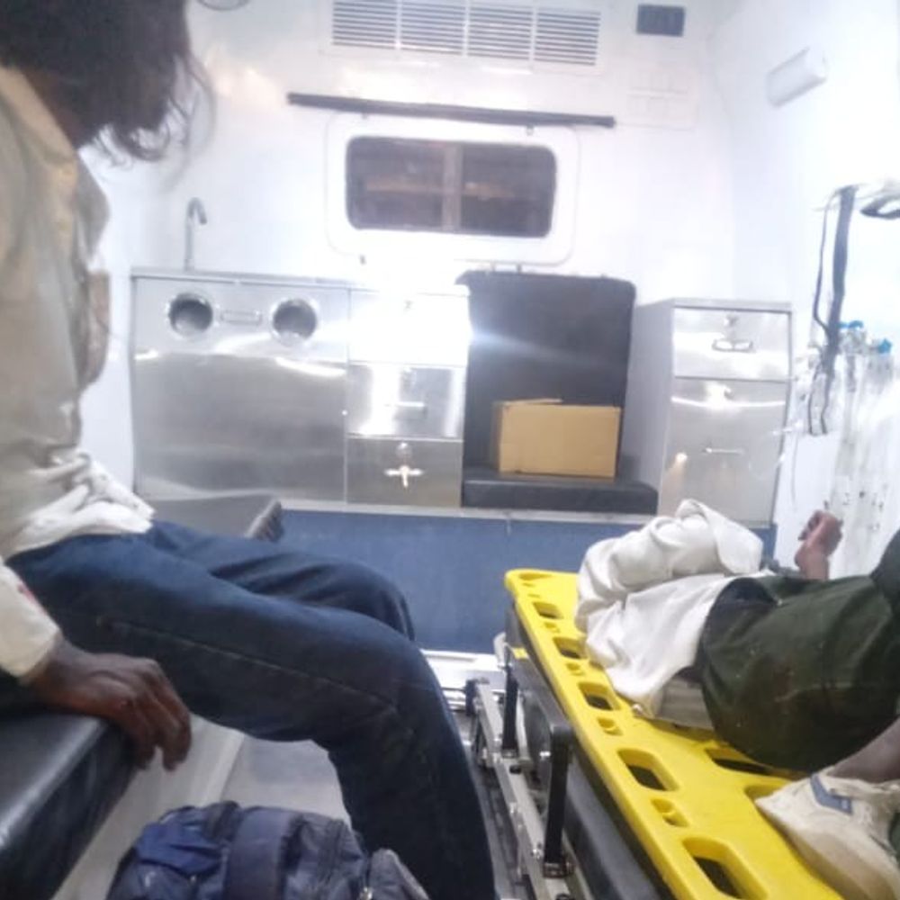 पूर्वांचल एक्सप्रेसवे पर बाइक डिवाइडर से टकराई:अमेठी में दो युवक गंभीर घायल, ओवरस्पीडिंग बनी हादसे की वजह