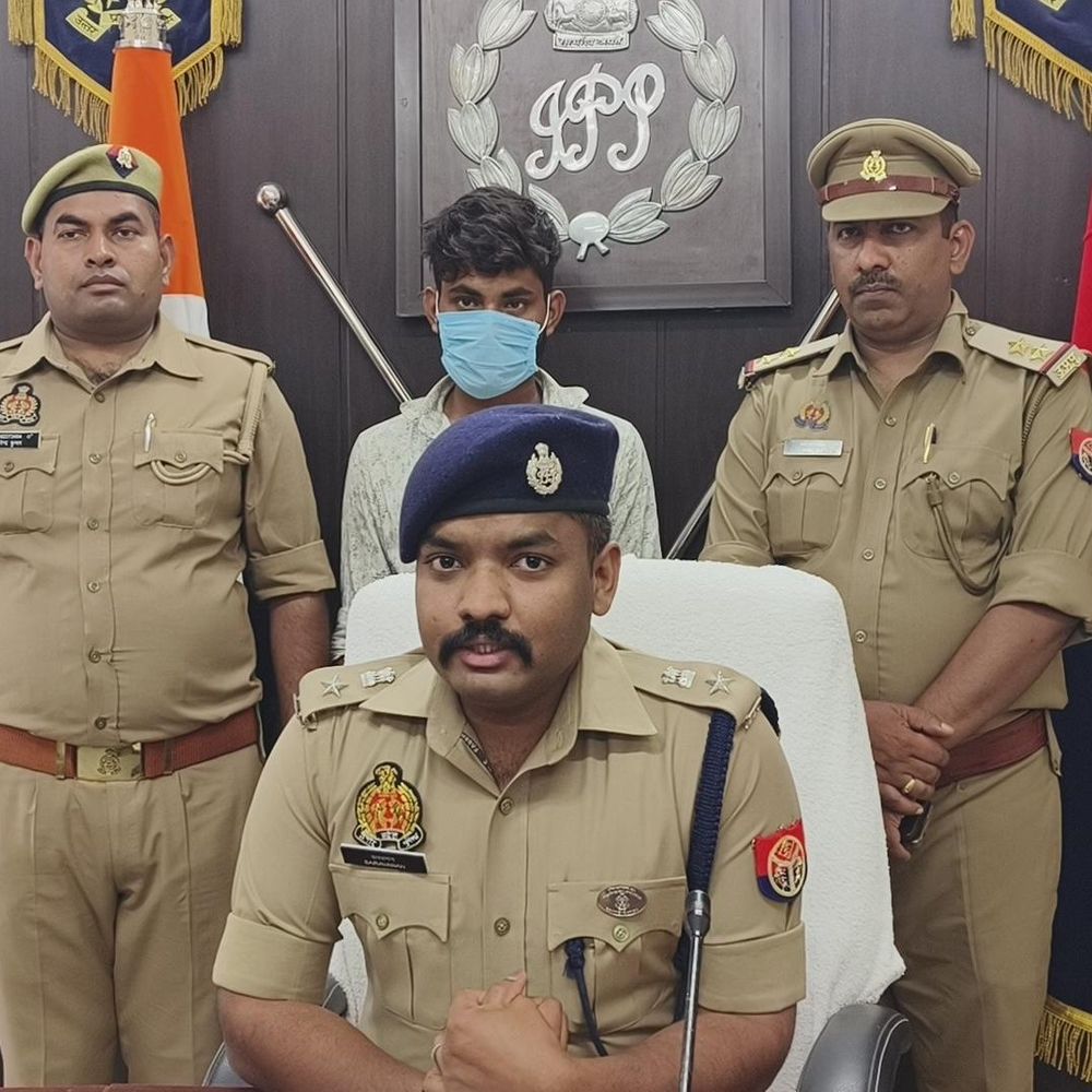 अमेठी में 20 हजार के इनामी शातिर चोर गिरफ्तार:एसपी ने टीम को 20 हजार का इनाम दिया