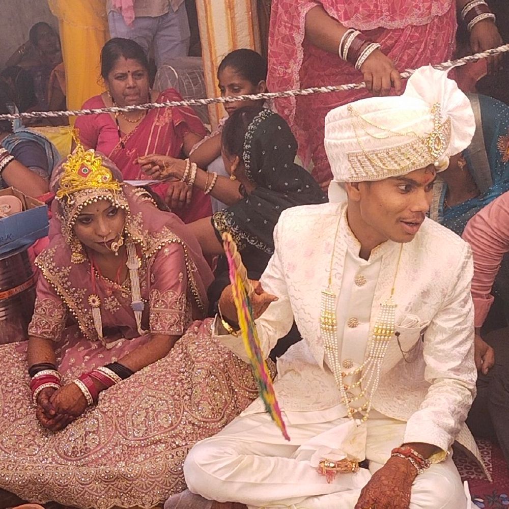 ललितपुर में सामूहिक विवाह, दूल्हे ने दुल्हन को दी हवा:गर्मी से जूझ रही दुल्हन को हाथ के पंखे से हवा करते दिखा दूल्हा