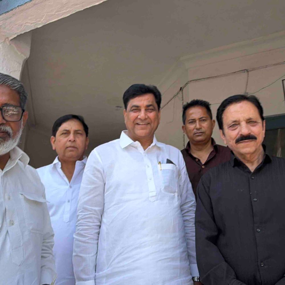 रामपुर में कांग्रेस ने डीएम को सौंपा ज्ञापन:मंदिर के रास्ते की उठाई समस्या, अधिकारियों ने जल्द समाधान का आश्वासन दिया