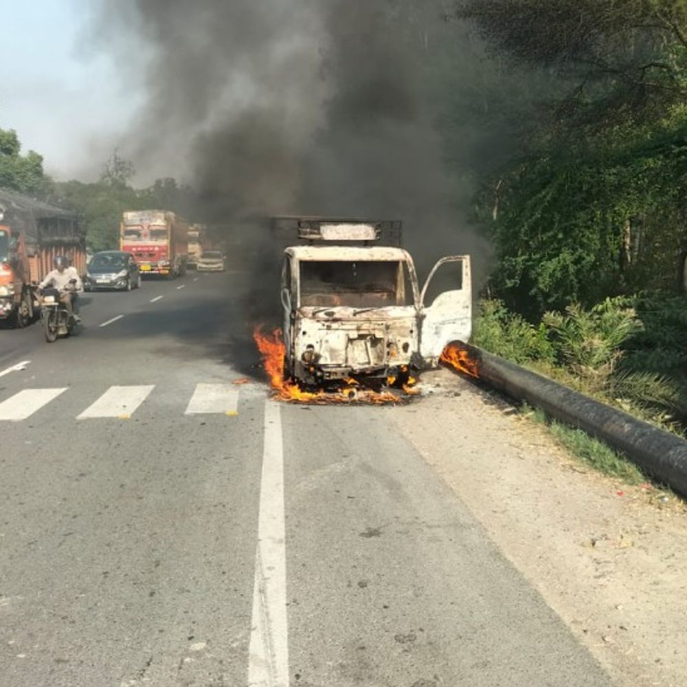 शाहजहांपुर में चलते मैजिक वाहन में लगी आग:किराने का सामान जलकर राख, ड्राइवर ने बचाई जान