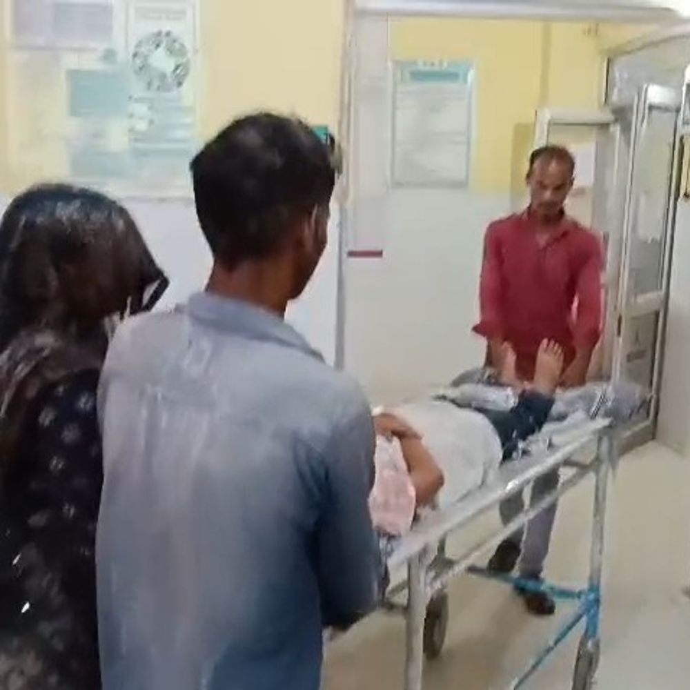 किशोरी को छत से धक्का देने का आरोप:पारिवारिक विवाद में गंभीर हालत में अस्पताल में भर्ती