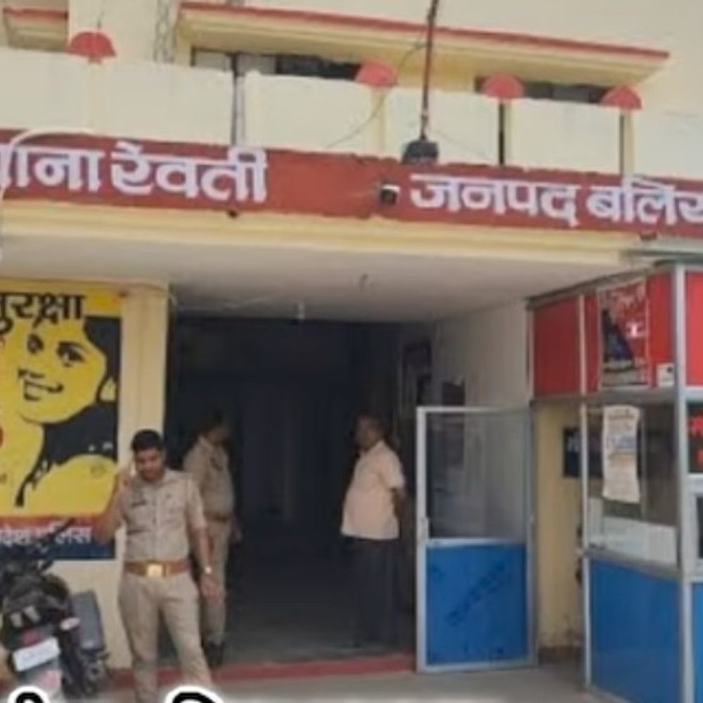 निमंत्रण से लौट रहे युवक पर धारदार हथियार से हमला:गर्दन पर किया कई वार, आरोपी की तलाश में जुटी बलिया पुलिस