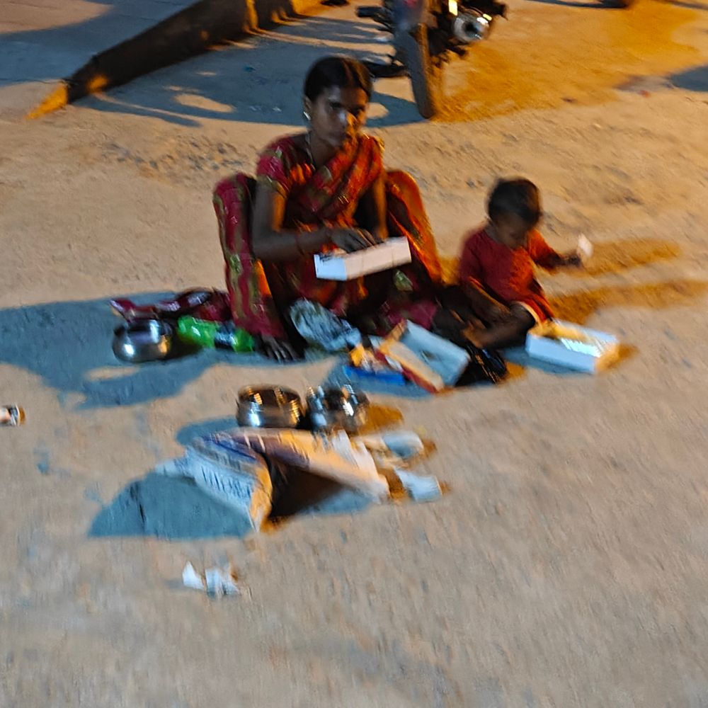 हरदोई मेडिकल कॉलेज PICU के बाहर कूड़ा:मरीज की मां कूड़े के ढेर के पास भोजन करती दिखी