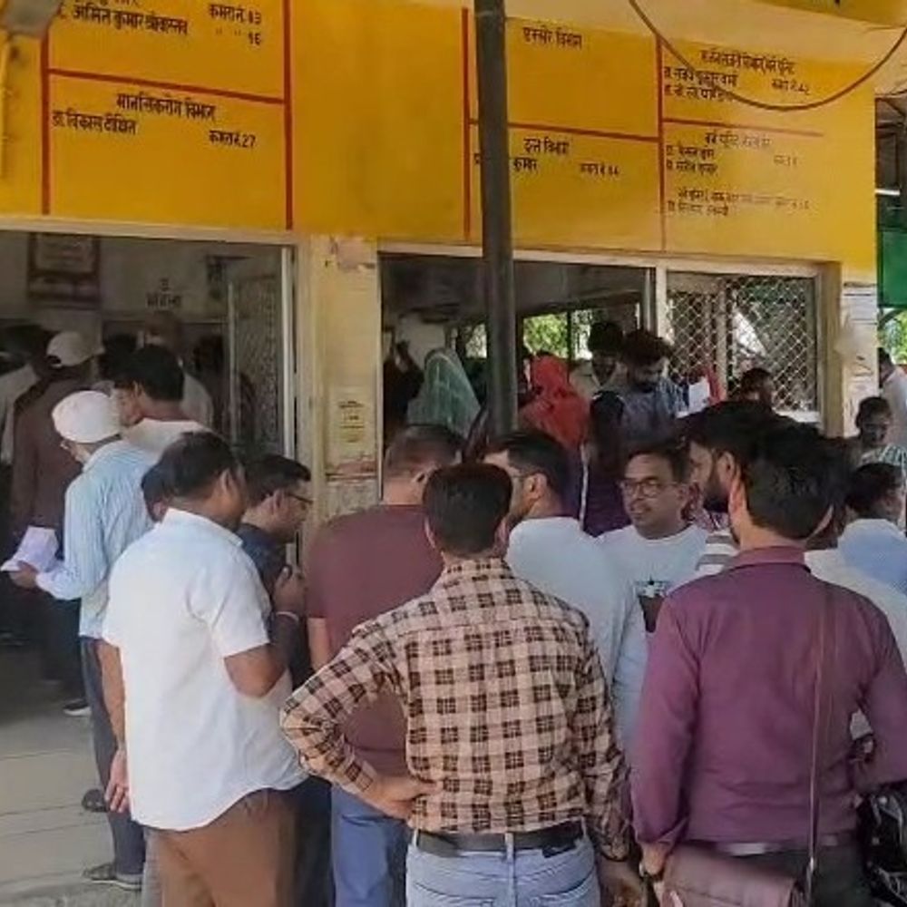 उन्नाव अस्पताल में मरीजों की भारी भीड़:ओपीडी में 700 से अधिक मरीज पहुंचे, ब्लड जांच कराने को लम्बी लाइन; गर्मी का असर