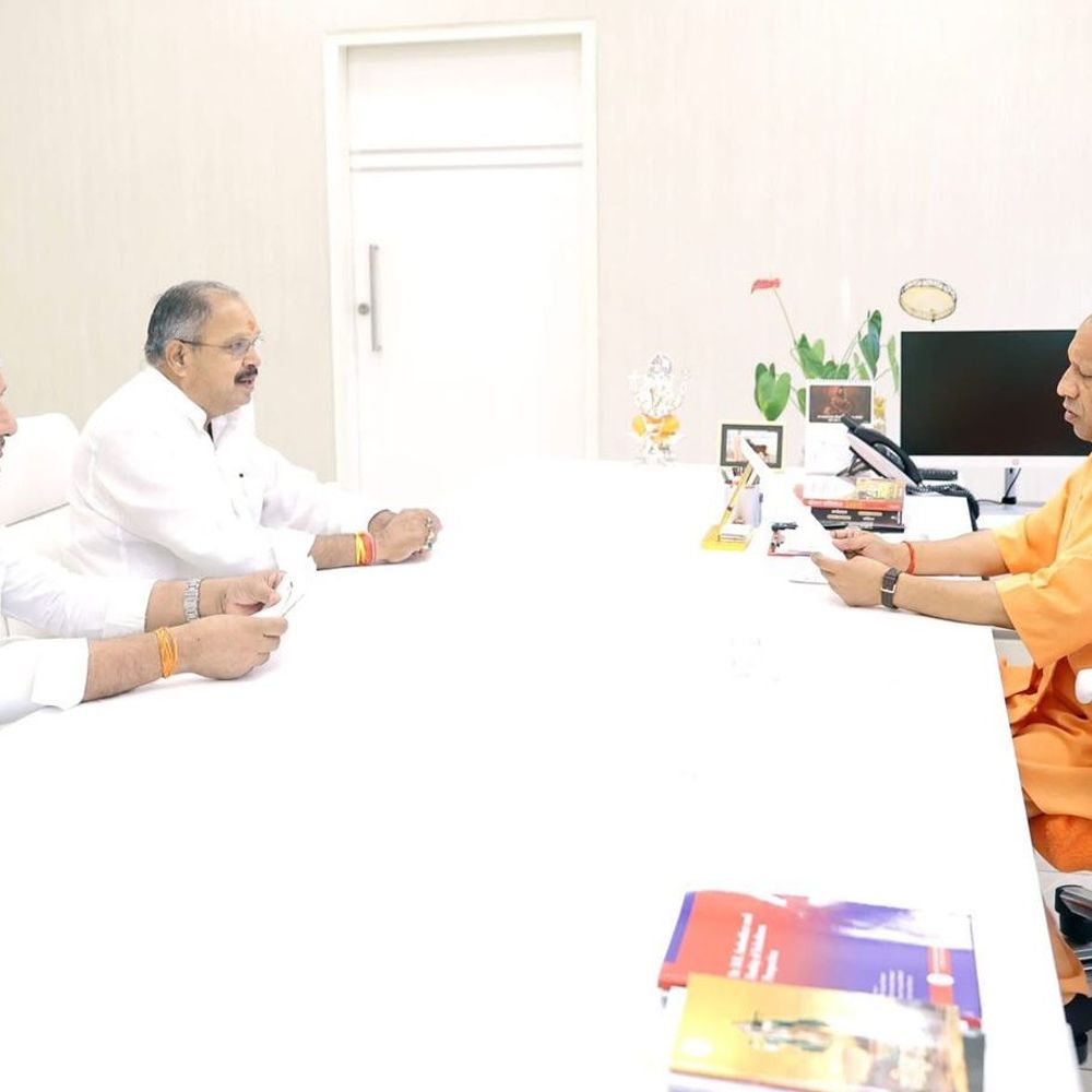 भाजपा विधायकों ने सीएम योगी से की मुलाकात:तरबगंज विधायक ने सड़कों के चौड़ीकरण को लेकर मांग की