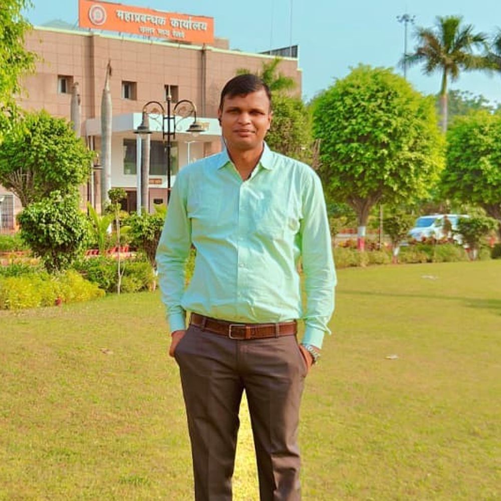 मोहित कुमार ने रेलवे भर्ती परीक्षा में पहला स्थान पाया:मुख्यमंत्री अभ्युदय योजना से प्रयागराज जोन में हासिल की सफलता