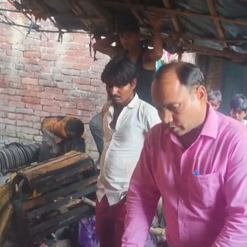 किसान के घर में लगी आग, गृहस्थी का सामान जला:सीतापुर में ग्रामीणों ने बुझाई आग, लेखपाल ने लिया जायजा