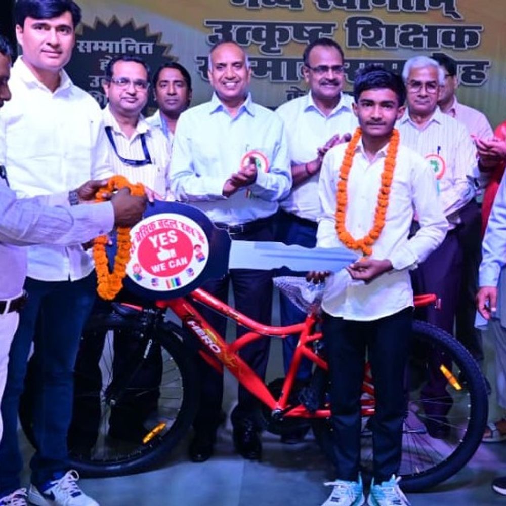 राष्ट्रीय छात्रवृत्ति परीक्षा में अनुराग यादव प्रदेश टॉपर:लखनऊ में साइकिल देकर किया गया सम्मानित, शिक्षकों ने दी बधाई