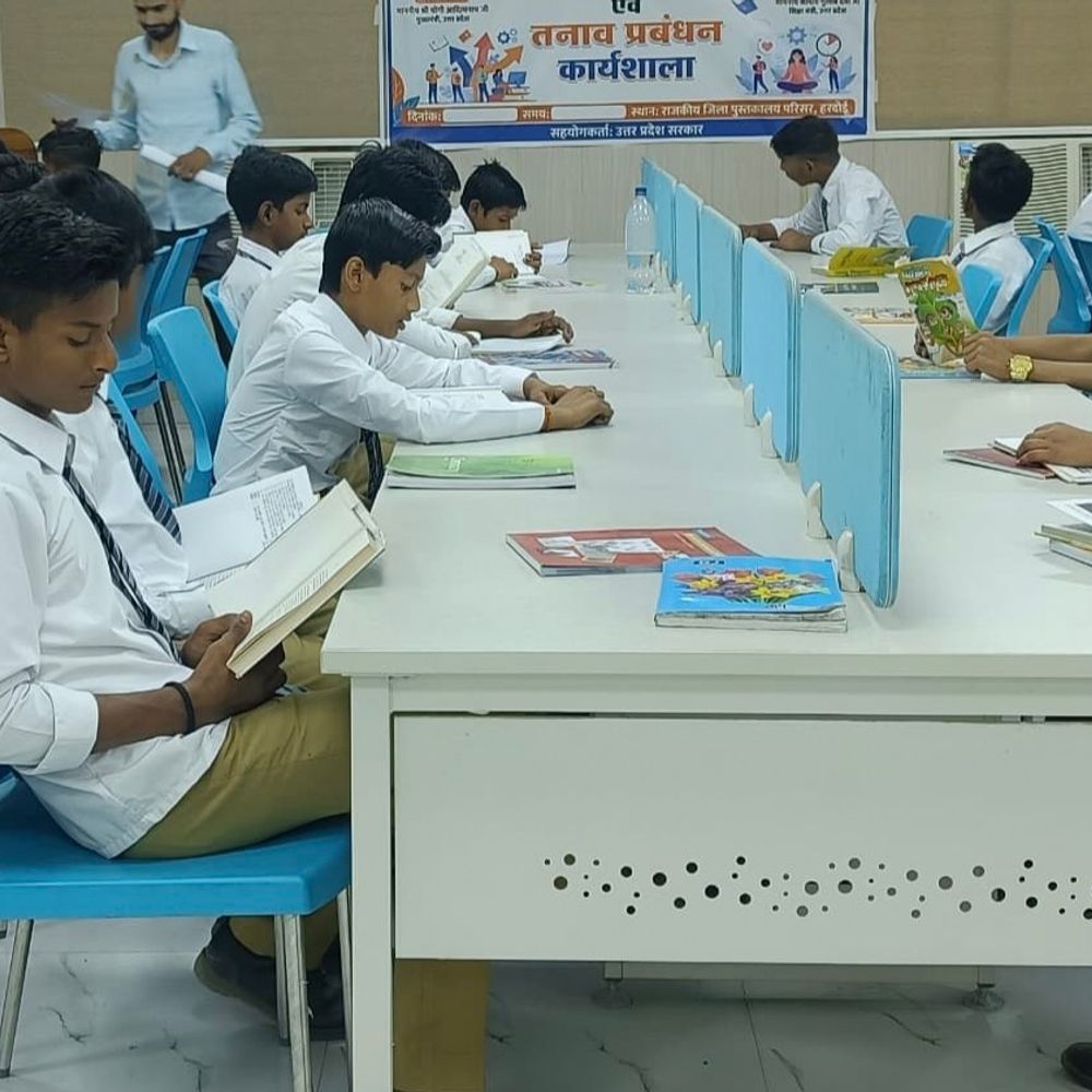 छात्रों ने किया जिला पुस्तकालय का भ्रमण:पठन-संस्कृति और नए शब्दों को सीखने की शक्ति पर हुआ संवाद